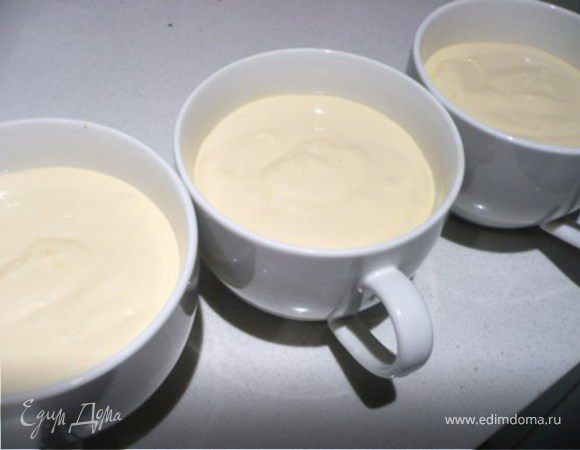 Разложить крем по формам поверх массы из печений.  
