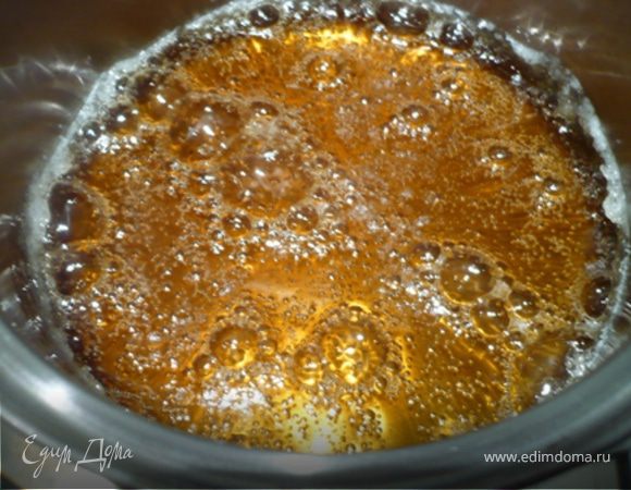 Сироп:  220 гр.  сахара и 60 мл. воды поставить на средний огонь  пока сахар не растворится и довести до кипения. Варить до темно-карамельного цвета. Снять с огня и осторожно, стоя максимально далеко от кастрюльки с карамелью (иначе она может брызнуть) добавить еще 50 мл. воды.