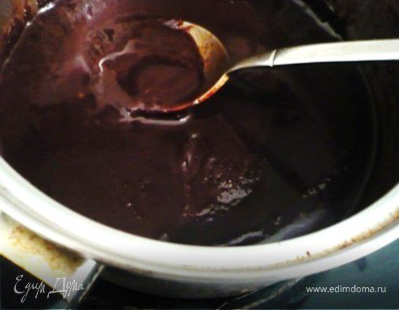 Поставить на очень маленький огонь и добавить  разломанный на маленькие кусочки шоколад, сваренный кофе эспрессо и 30 мл. марсалы. Помешивая, варить пока шоколад не растворится и масса не станет однородной. Охладить до комнатной температуры.