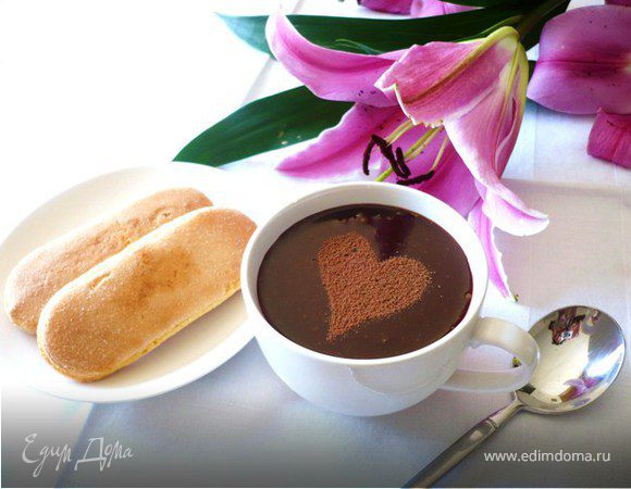 Подавать десерт, полив сиропом  и опсыпав или какао или крошками печений. К десерту так  же можно подать пару печений савоярди на случай если кому-то захочиться их макать в десерт.
