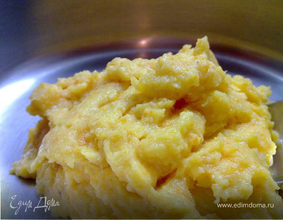 Апельсин поставить варить примерно на 1,5 часа, до тех пор, пока он не станет мягким, достать и остудить. Разрезать, удалить косточки и измельчить с помощью блендера до вот такой консистенции
