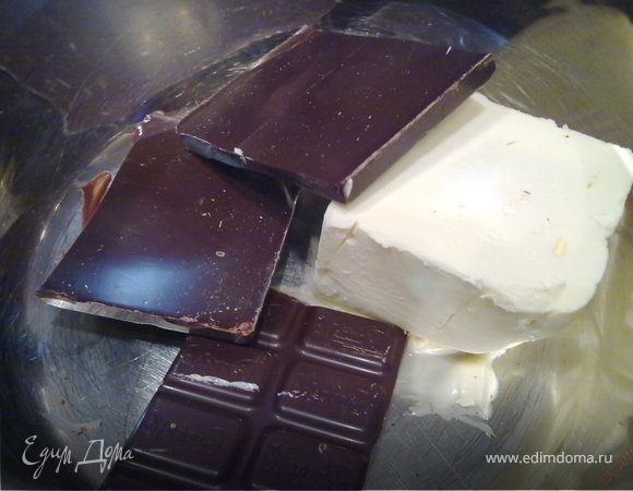Отделить белки от желтков, желтки взбить добела с двумя столовыми ложками сахара. Белки убрать еще ненадолго в холодильник.
Растопить шоколад и сливочное масло на паровой бане, остудить.
