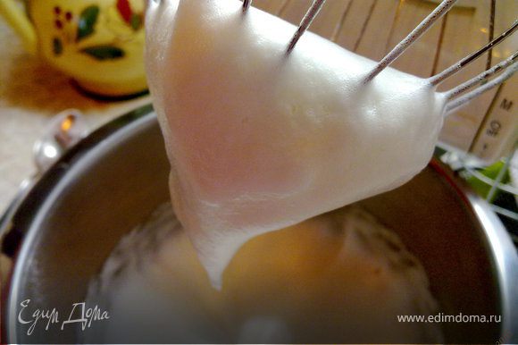 Охлажденные белки взбить со щепоткой соли в крепкую пену, добавляя постепенно, когда начнут загустевать столовую ложку сахарной пудры, и взбивать вот до такого состояния