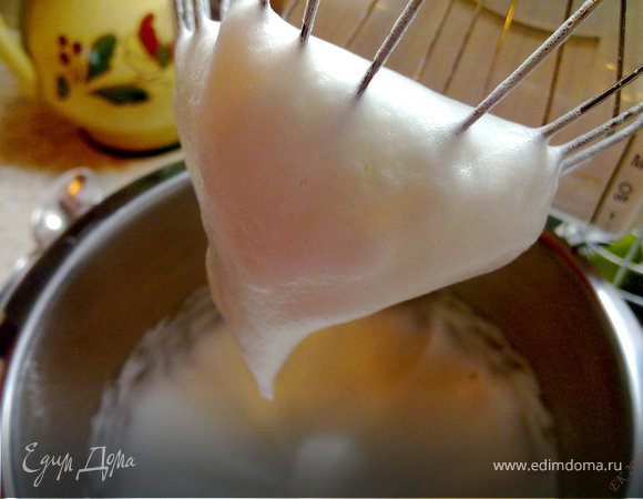 Охлажденные белки взбить со щепоткой соли в крепкую пену, добавляя постепенно, когда начнут загустевать столовую ложку сахарной пудры, и взбивать вот до такого состояния
