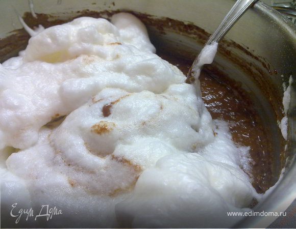 Затем аккуратно вмешать в шоколадно-апельсиновую массу
