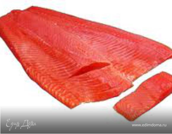 Семгу нарезать брусочками толщиной 3 см. Выложить получившиеся кусочки в глубокую емкость. Натереть рыбу перцем, паприкой, солью и чесноком. Добавить сок лимона и оливковое масло. Перемешать и оставить мариноваться на 30 мин.