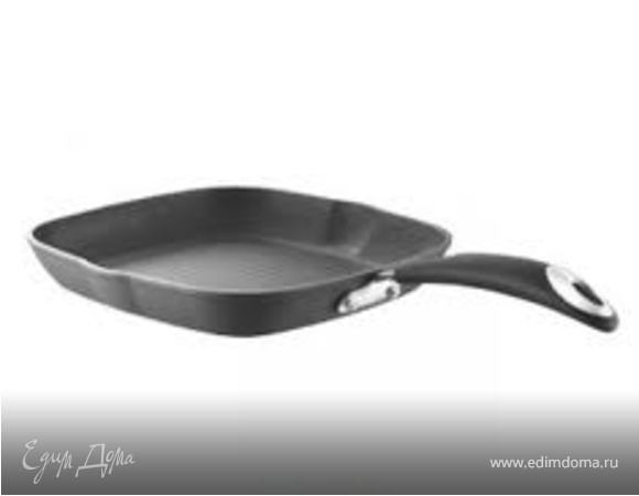 На разогретой сковороде-гриль, обжарить семгу с двух сторон по 1,5 минуты. Подрумянившиеся куски рыбы сразу выложить на блюдо и посыпать зеленью свежего укропа.