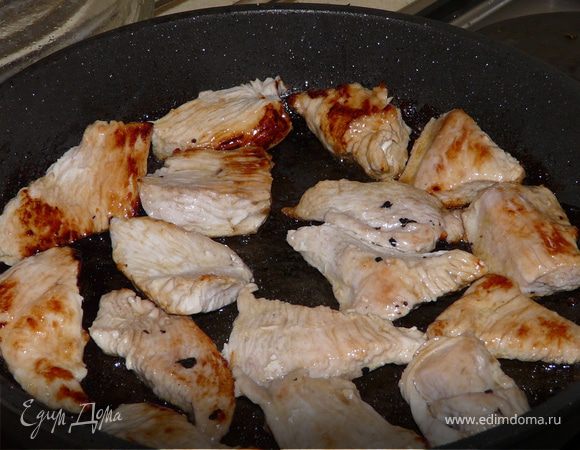 Мясо обжарить на оливковом масле, добавить к нему лук, чеснок, порезаный перец, изюм(инжир), миндаль.