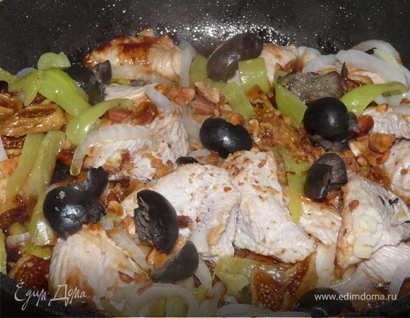 Затем влить сок лимона. Накрыть крышкой и тушить до готовности мяса.Если нужно, подлить немного воды в процессе.
Подавать с рисом и овощами-гриль, например.