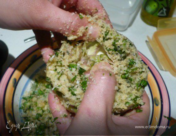 Раздвинуть листочки и нашинковать, как можно плотнее, приготовленной смесью. 
