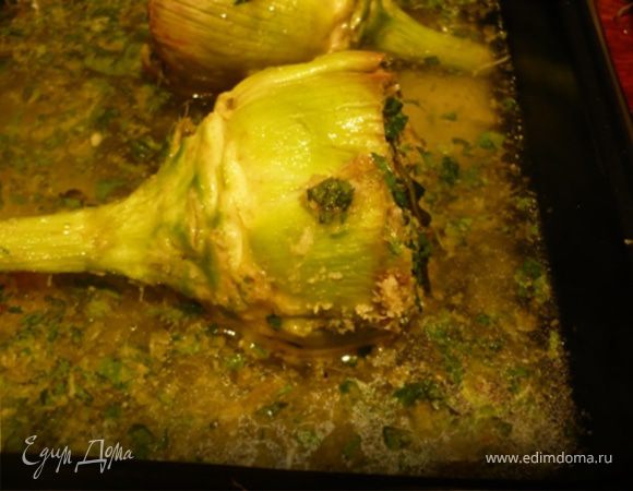 Залить водой и белым вином. Посолить и поперчить. Накрыть  форму фольгой и выпекать в разогретой до 200 С духовке минут 20-30.