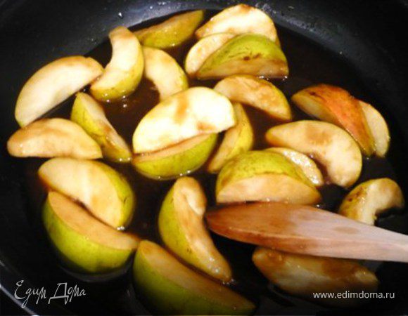 100 гр. масла растопить в большой сковороде на среднем огне. Добавить  125 гр. сахара и дать  
ему раствориться.  Добавить груши и потушить минут 10-12, но не переваривать груши.  
