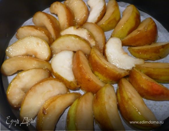 Шумовкой достать груши и выложить на дно формы (22-26 см), выложенное калькой. 
