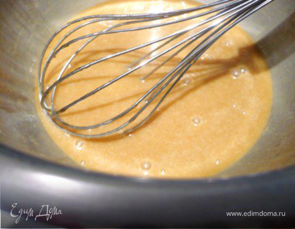 Остатки сиропа немного остудить. Удалить остатки груш (если есть) или процедить и, помешивая венчиком,  влить в сливки.  Получается карамельно-сливочный соус.
