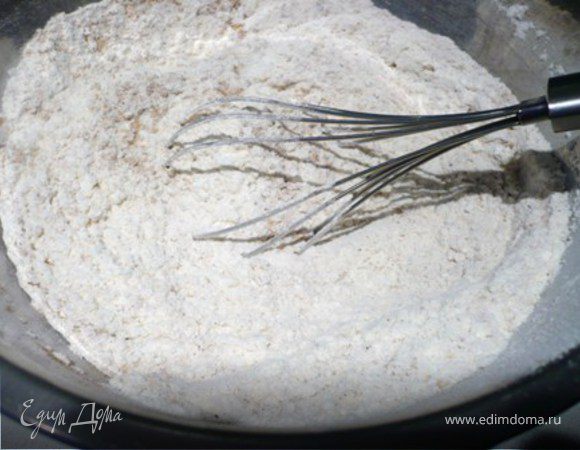 В муку, помешивая венчиком,  добавить соду, имбирь, корицу и мускатный орех. 
