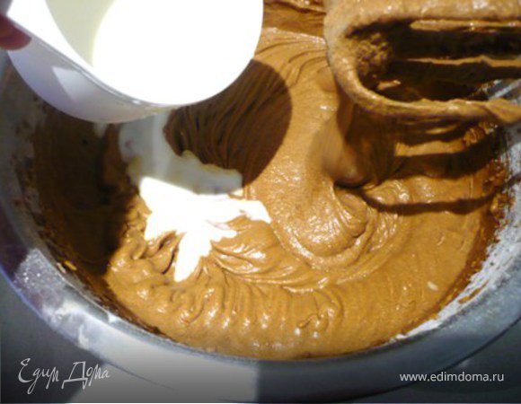 Постепенно, в три приема, перемежая кефиром, всыпать муку со специями в  тесто.
