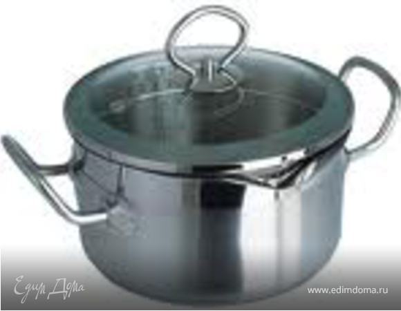 В большой кастрюле отварим макароны «тальятелле» в подсоленной воде. Готовые макароны слить через дуршлаг, хорошенько промыть холодной водой, переложить в емкость, добавить 4 столовые ложки оливкового масла и хорошо перемешать.