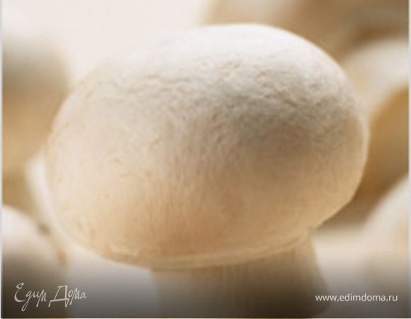 Сушеные белые грибы выложить в емкость, залить кипятком и оставить под крышкой на 30 минут. Морковь очистить и натереть на терке, лук нашинковать средней крошкой. Свежие шампиньоны промыть и нарезать мелкими кубиками. В разогретую сковороду влить 3 столовые ложки растительного масла, выложить морковь,  шампиньоны и лук и пассировать на среднем огне 10 минут постоянно помешивая, посолить.