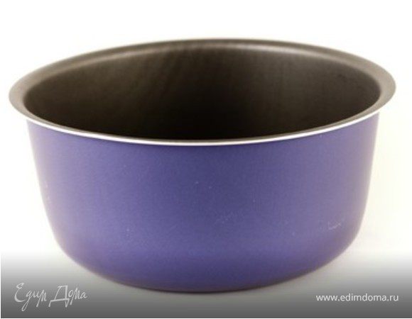 В разогретый глубокий сотейник влить 3 ст. ложки растительного масла, добавить муку и пассировать до золотистого цвета. Затем, непрерывно помешивая, влить 400г кипятка и мешать до полного растворения муки и получения густой основы для соуса. Выложить в сотейник пассированные грибы, лук и морковь.  Добавить мелко нарезанные, предварительно замоченные сушеные белые грибы. Тушить 10 минут на слабом огне, постоянно помешивая.