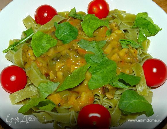 Перед подачей порционно подогреть макароны тальятелле в микроволновой печи, выложить сверху приготовленную пасту и посыпать руколой.
Паста прекрасно сочетается с салатом из томатов черри с руколой и томатным соком.

 

ПРИЯТНОГО АППЕТИТА! 
