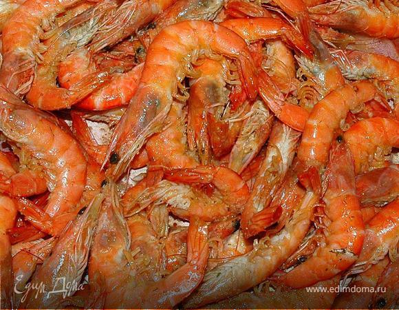 Подготавливаем «Креветки».

Королевские креветки разморозить. На каждой креветке надрезать брюшко от головы до хвоста. Выложить в просторный лоток. Добавить оливковое масло  (100г), сухой молотый или гранулированный чеснок (2 ст. ложки), соль, немного паприки (2 ч. ложки) и щепотку красного чили. Тщательно перемешать и оставить мариноваться несколько часов.
