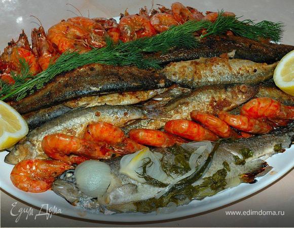 Готовим рыбную тарелку.

Подготовленные тушки «Дорады» завернуть в фольгу, смазанную оливковым маслом. Разогреть духовку до 180 градусов. Запечь рыбу в фольге в течение 30-40 минут. Готовую рыбу вынуть из фольги и выложить на большое блюдо и слегка полить лимонным соком. «Салаку» обвалять в муке и обжарить с двух сторон на растительном масле до золотистой корочки. Выложить в центр блюда рядом с «Дорадой». Подготовленные креветки обжарить на сковородке в маринаде 10 минут на сильном огне, при необходимости добавить немного оливкового масла. Обжаренные креветки выложить по краям рыбной тарелки. Украсить блюдо свежей зеленью и дольками лимона.
