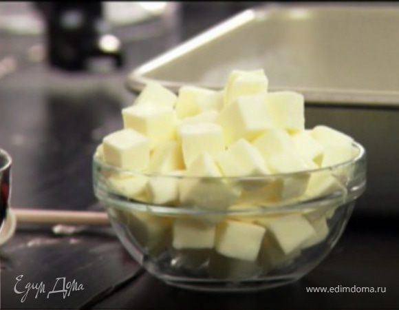 Масло нарежте средними кубиками.