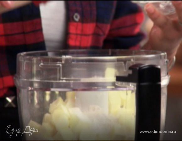 Смешайте его в блендере с мукой, сахаром и солью.