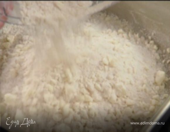 Полученную смесь высыпьте на противень, разровняйте его и хорошо утрамбуйте.