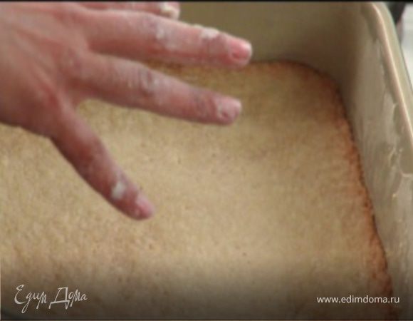 Выпекайте коржи при температуре 180 градусов 15 минут.