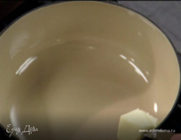 В сковороду положите 2 ложки сливочного масла.