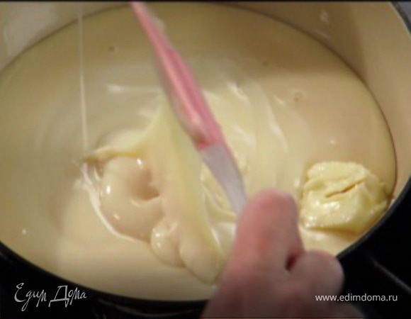 Вылейте туда сгущёное молоко и поставьте на огонь.