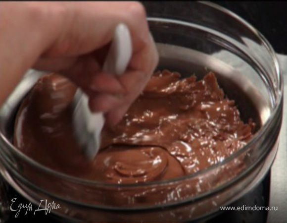 На водяной бане растопите шоколад.