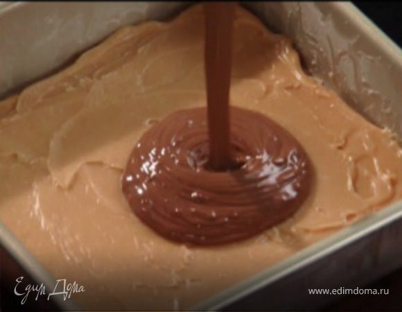 Вылейте сверху на карамель.