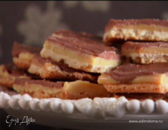 Противень с печеньем поставьте в холодильник для застывания, после чего нарежьте его квадратиками