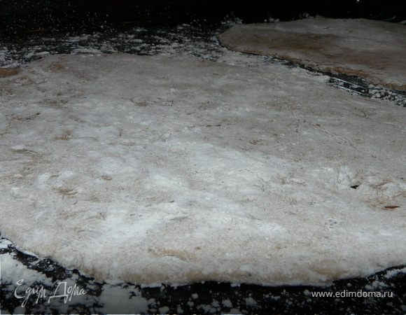 Замесить тесто, убрать на 30 мин под влажное полотенце. 
