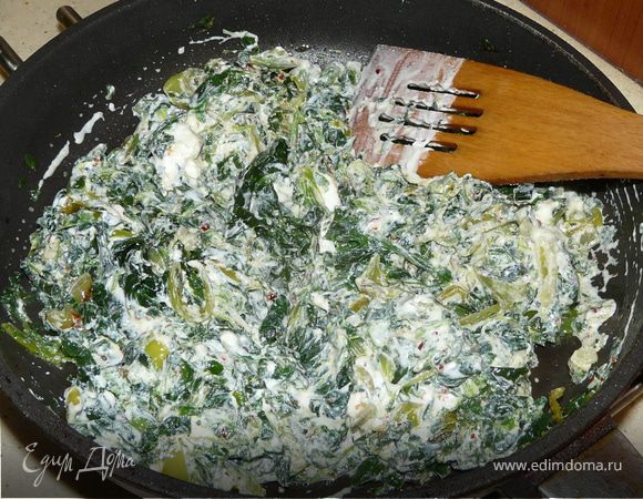 На оливковом масле потомить чеснок, перец (болгарский) и шпинат несколько минут. Добавить сметану, снять с огня.