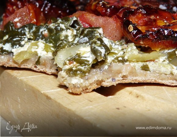 Духовка 240 С. Раскатать из теста 4 плоских лепешки (круглые или овальные). Намазать шпинатом, поперчить, сверху помидор. Сбрызнуть оливковым маслом.

Печь 10-15 минут, вынуть и посолить крупной солью. Хорошо с белым прохладным вином.
