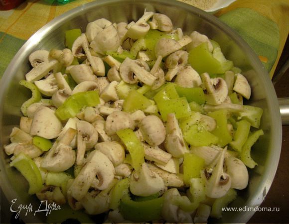 помыть и порезать овощи, выложить в форму, посолить, поперчить свежемолотым черным перцем (либо перцовой смесью). Запекать в духовке при 180 20-30 минут. овощи должны слегка подрумяниться. 