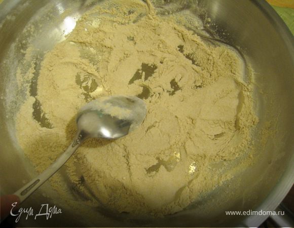 Обжарить муку до золотистого цвета.