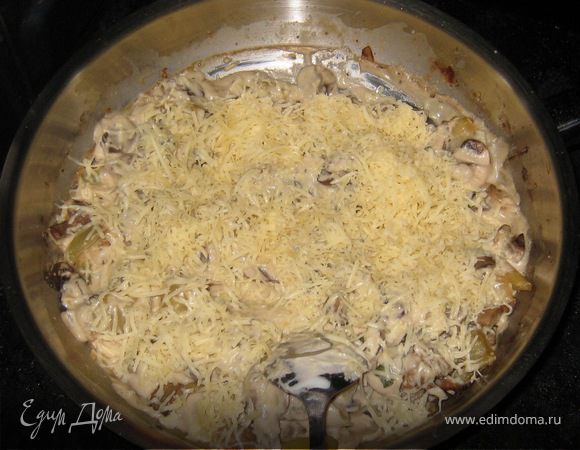 Смешать муку со сметаной, добавить в овощи. туда же добавить базилик и 2/3 тертого сыра. перемешать. остатками сыра присыпать блюдо и поставить в духовку на 5-10 минут.