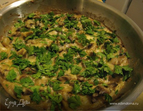 Порезать пучок петрушки, выложить зелень сверху на уже готовое блюдо.