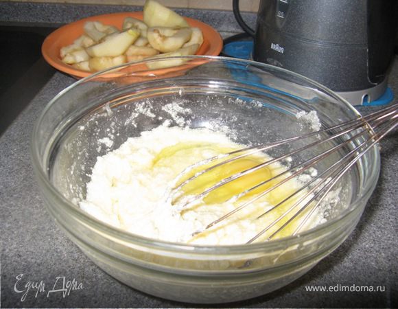 Стереть размягченное сливочное масло с сахаром и яйцами, добавить свежезаваренный крепкий кофе с щепоткой корицы и молоком. Муку просеять с разрыхлителем и крахмалом, добавить цедру и сок половинки лимона, замесить не слишком густое тесто.
