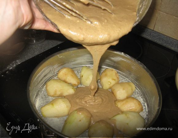 Груши выложить на смазанную маслом и присыпанную мукой или манной крупой форму для выпечки, тесто вылить сверху.