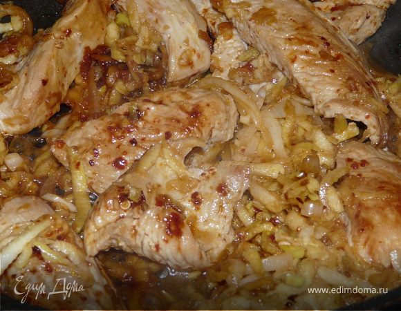 Посолить мясо, смазать перцем и обжарить до золотистого цвета. Добавить лук и чеснок, 100 мл воды, сок яблочный, кокос и арахисовое масло. Размешать и тушить минут 15.