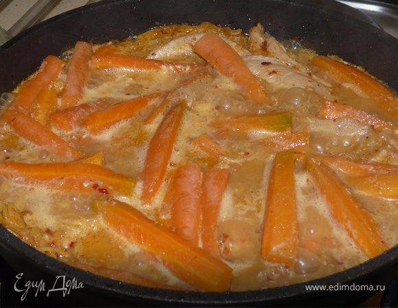 Теперь добавить морковь и еще 15 минут тушить. Грибы, и еще 5 минут.
Посолить, добавить кайенский перец, если не достаточно и кориандр.
Подавать с рисом