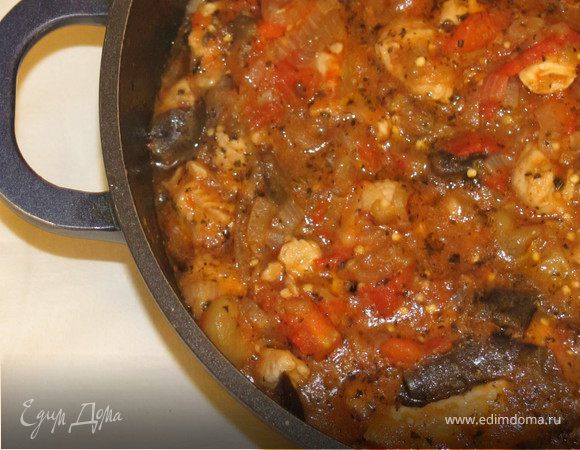 Мясо, баклажан, помидоры нарезать соломкой, лук полукольцами. Разогреть в посуде для жарки растительное масло, обжарить мясо(жидкость из мяса должна выпариться). Добавить к нему баклажан, слегка протушить. Добавить лук все прожарить. В конце добавить помидоры, посолить добавить сухие травки, протушить.
    