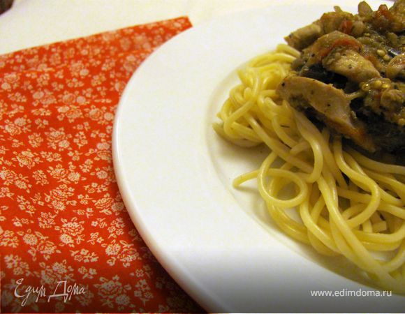 Отварить макароны. На тарелку выложить макароны, сверху выложить мясо с овощами, присыпать свежемолотым перцем.