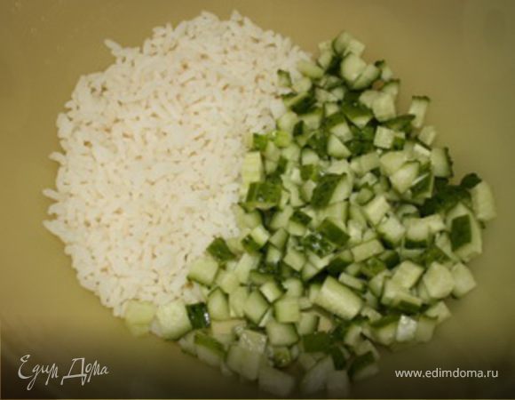 Огурец режем кубиками, смешиваем с рисом.