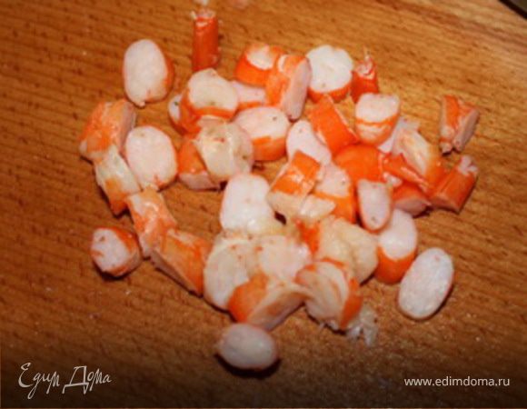 В тот де салатник отправляем нарезанные креветки (если вы берете маленькие - то резать не надо)